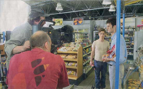 Filmteam in der Tankstelle (Bild: Stefan)