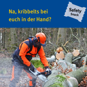 Safety Snack: Na, kribbelts bei euch in der Hand? Bild von Person in orangener Schutzkleidung im Wald mit Kettensäge, die Baumstamm durchsägt